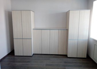 Комплект белых шкафом для офиса